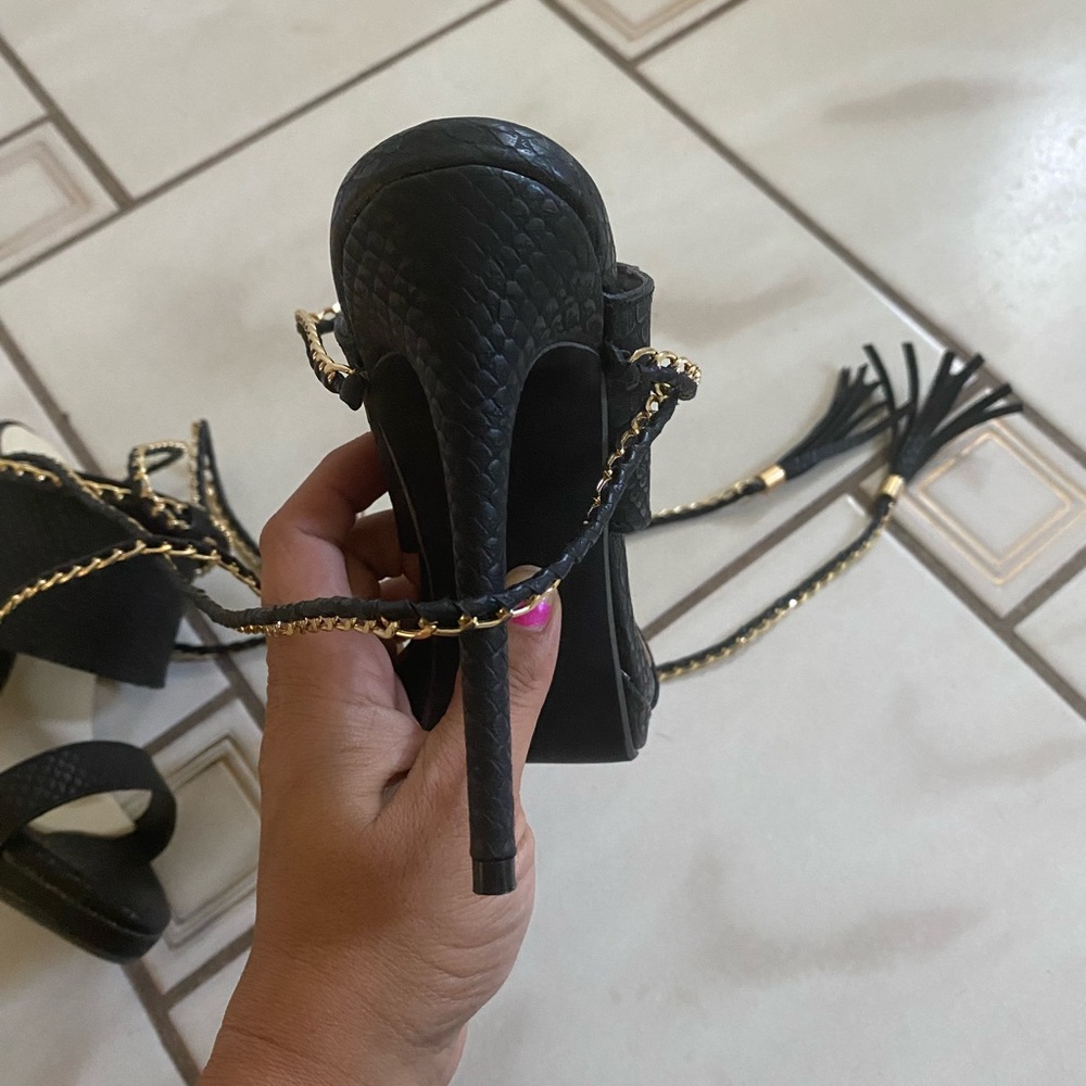 Black heels - Picture 4 of 12